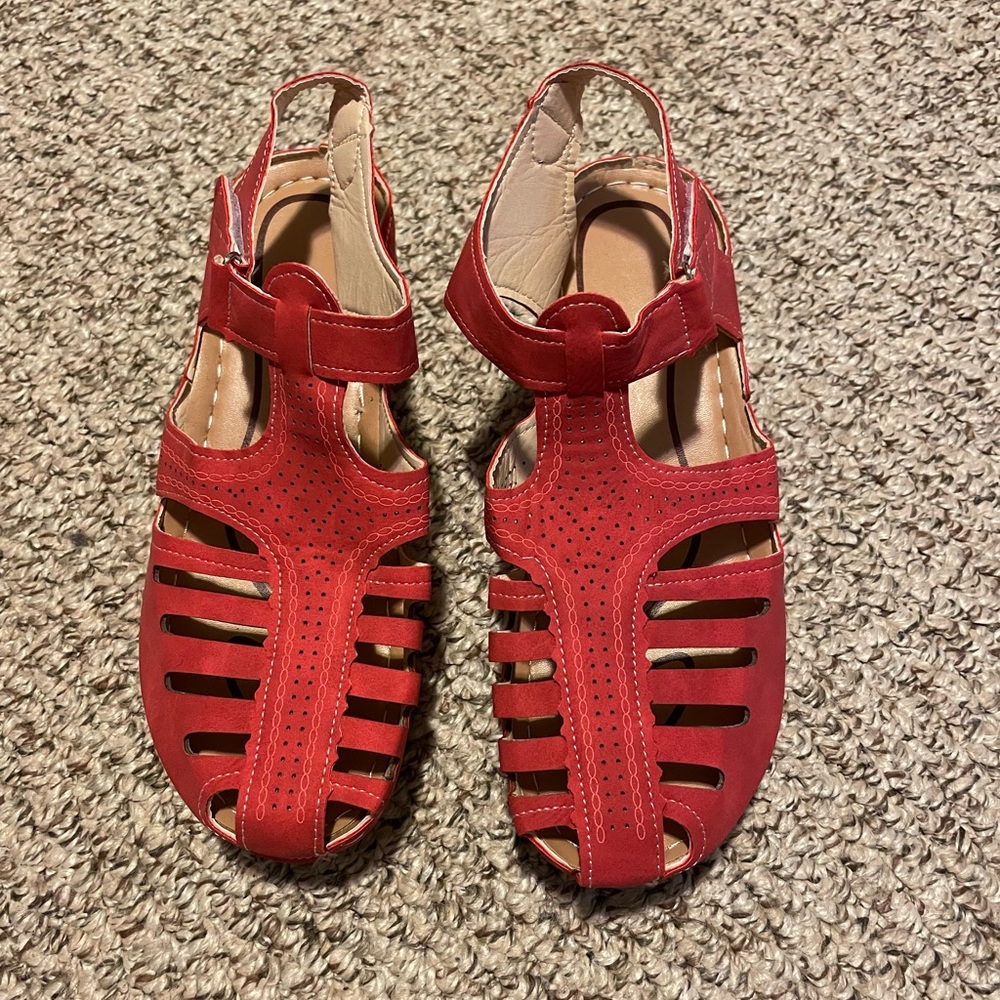 Ladies Round Toe T Strap Platform Sandals - Brand New! Approx size 8